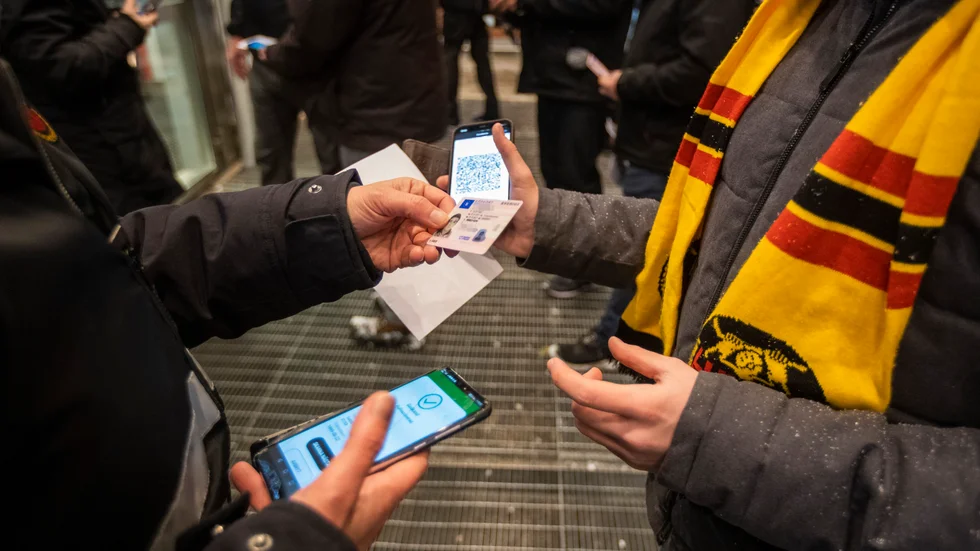 Signaturen Boris tycker att covidpass ska införas och att alla restriktionerna ska slopas.