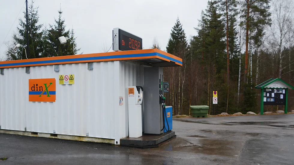 Bensinmacken utanför Södra Vi har stått på platsen i tio år. Nu går det tillfälliga bygglovet ut och på torsdagen ska miljö- och byggnämnden fatta beslut om ett nytt tillfälligt lov i ytterligare fem år. 