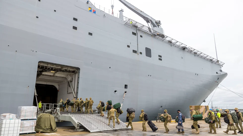 Soldater går ombord på HMAS Adelaide i Brisbane i Australien, inför avresan till Tonga.