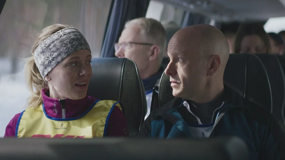 Katia Winter och Fredrik Hallgren I "Ur spår". Pressbild.
