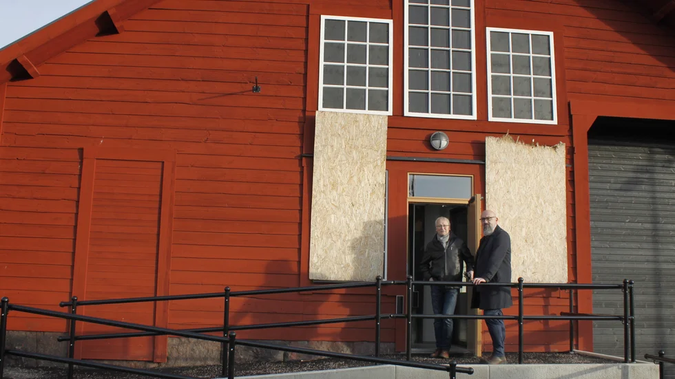 GB:s nya glasskafé närmar sig öppning "Vi är långt efter schemat, men närmare än någonsin", säger fabrikschefen Igor Papec som visar runt tillsammans med kommunens näringslivschef Mikael Larsson.
