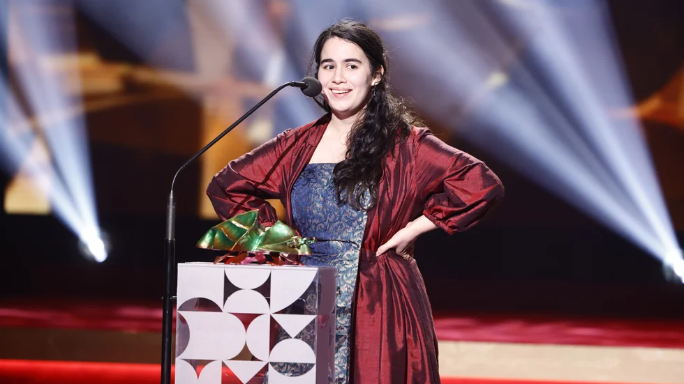 Nathalie Álvarez Mesén tar emot priset för bästa regi för filmen "Clara Sola" under Guldbaggegalan på Cirkus i Stockholm.