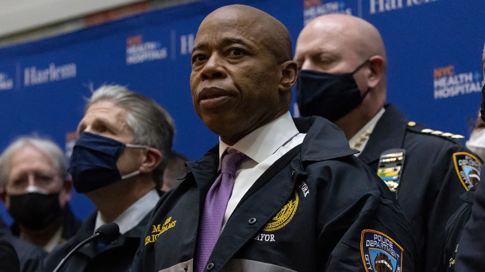 New Yorks borgmästare Eric Adams vid en pressträff efter det att en ung polis skjutits till döds på fredagskvällen.