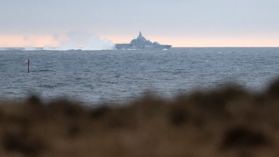 En svensk korvett av Visby-klass passerar utanför skånska Höganäs.