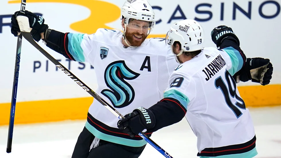 Adam Larsson och Calle Järnkrok gratulerar varandra till väl utfört värv.