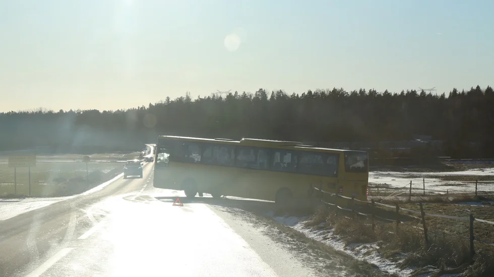 En buss hamnade i diket på väg 1039 i Knivsta.