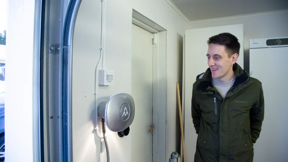 Genom att placera laddboxen inne i garaget nära porten går det att både ladda inne och dra ut kabeln under porten och ladda ute.