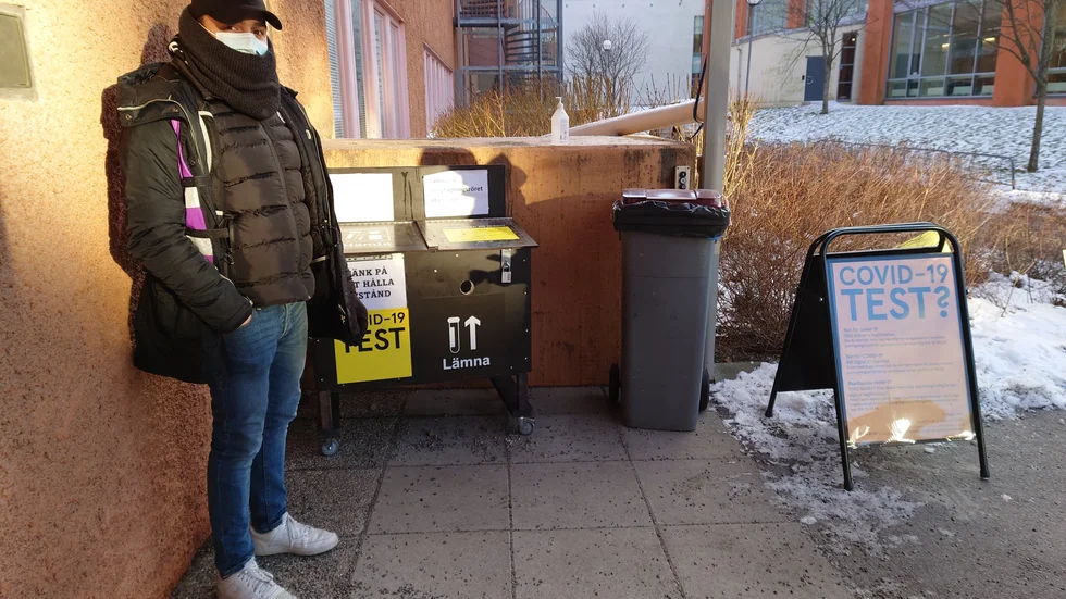 Ayman Raba är hälsoinformatör och bemannar stationen bakom Vårdcentralen City. Han märker redan nu att de ändrade reglerna haft effekt.