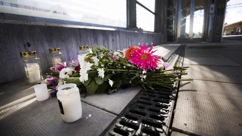 Blommor vid den plats där en kvinna blev mördad i Umeå den 20 juli. Foto: Björn Wanhatalo.