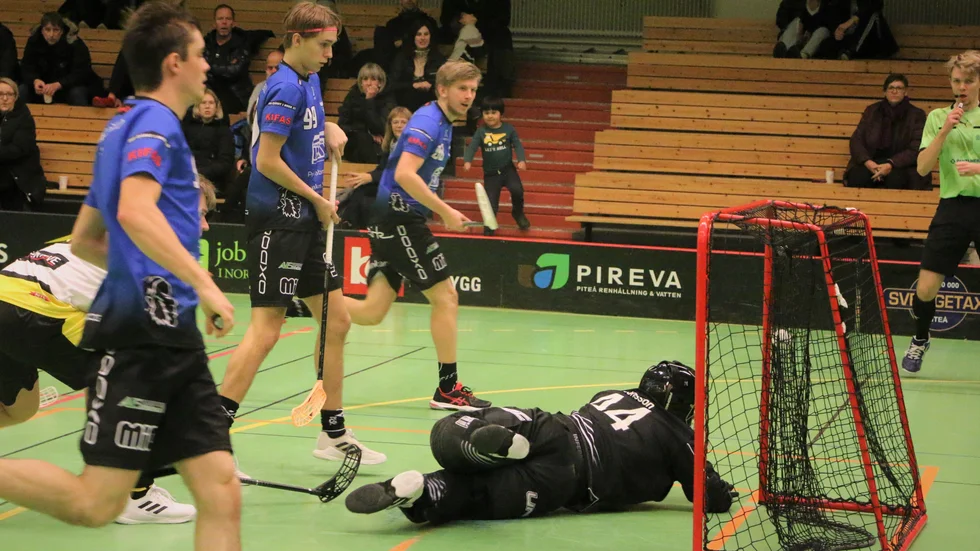 Skott kommer. Och mål det blir. Här är en av fem bollar i nätet bakom målvakten från Jesper Nordmark.