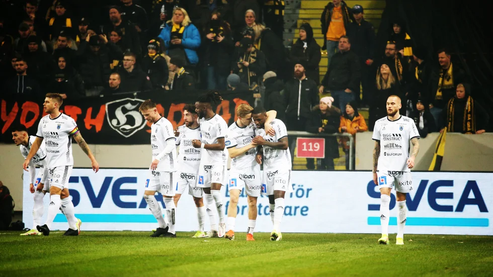 Dennis Widgren spelade fram till 2–0. 