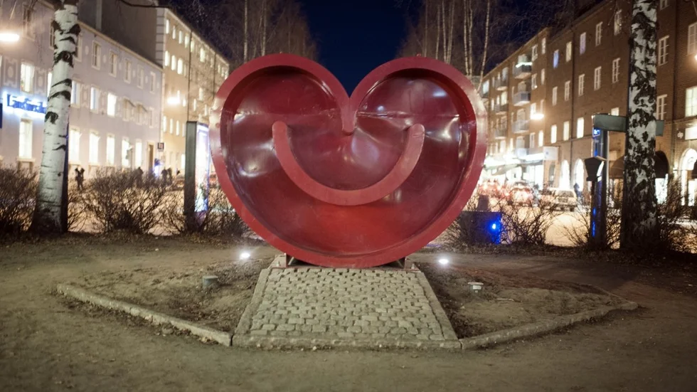 FOTO: SEBASTIAN DAVIDSSON/SVD/TT
                  Med ett leende, blodrött hjärta som symbol är det tänkt att Umeå ska ta både Sverige och Europa med storm; konst och design, musik, teater och dans, film och litteratur, idrott och fritid, samiskt och seminarier.
                  FOTO: SEBASTIAN DAVIDSSON/SVD/TT
                  Med ett leende, blodrött hjärta som symbol är det tänkt att Umeå ska ta både Sverige och Europa med storm; konst och design, musik, teater och dans, film och litteratur, idrott och fritid, samiskt och seminarier.
                  