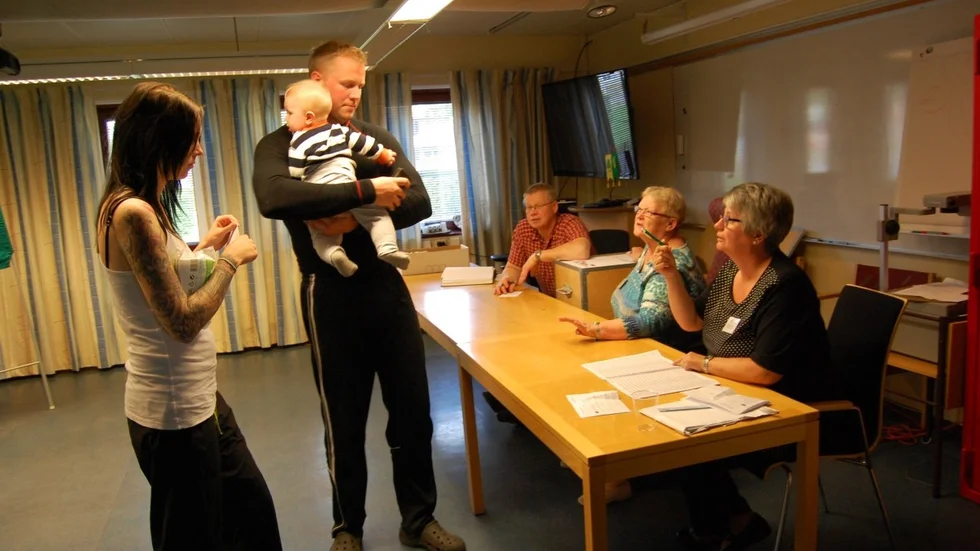 Joakim Larsson och Susanna Hedlund hade med sig sonen Malte i vallokalen i Norsjö. Foto: Lennart Enkvist.