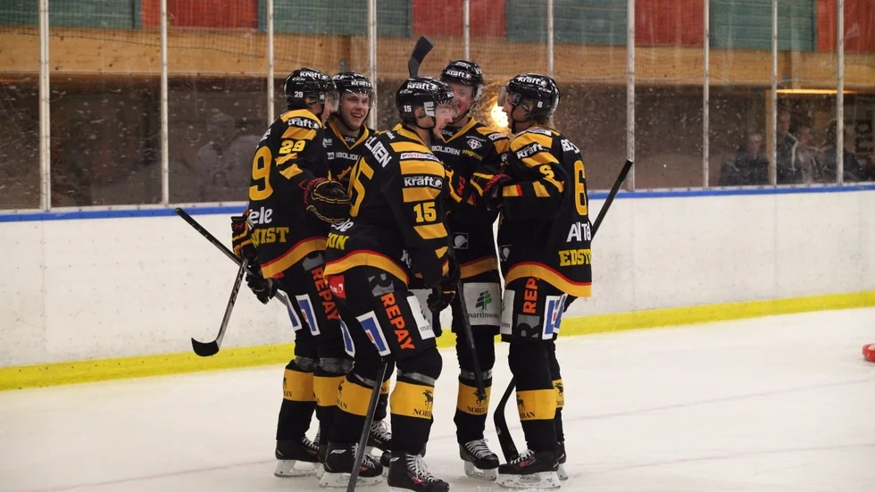 Glada miner efter ett av målen mot Leksand. Foto: Sten Strömgren/ÖP