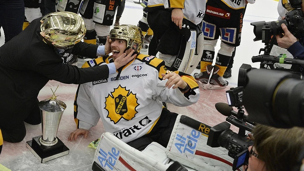 Joachim Eriksson firar sitt första SM-guld.