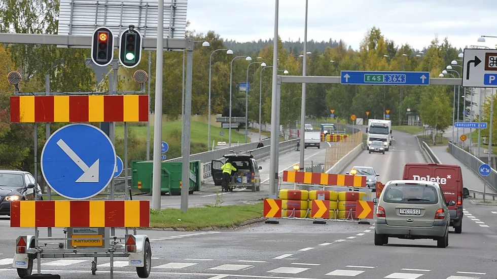 Städning pågår på den nya och fina vägbanan. I natt kommer bilarna. (Foto: Jeanette Lövgren)