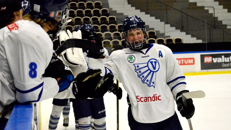 Målglädje. Västerbotten hade all anledning att dra på smilbanden mot Jämtland/Härjedalen. 16–1 slutade matchen.