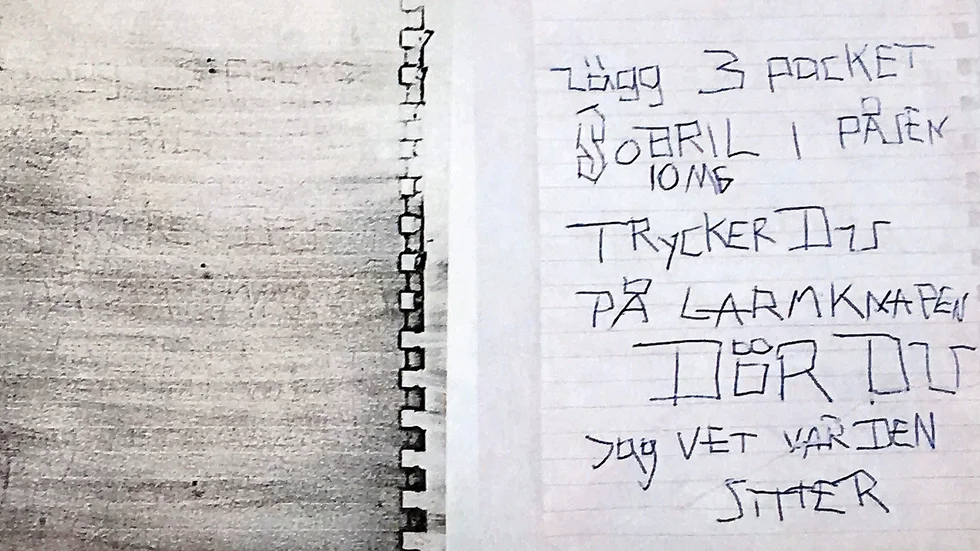 Brevet och avtrycken. Åklagaren menar att rånar-brevet som skrivits lämnade avtryck i anteckningsblocket som polisen hittade hos en bekant till 30–åringen. Foto: Polisen