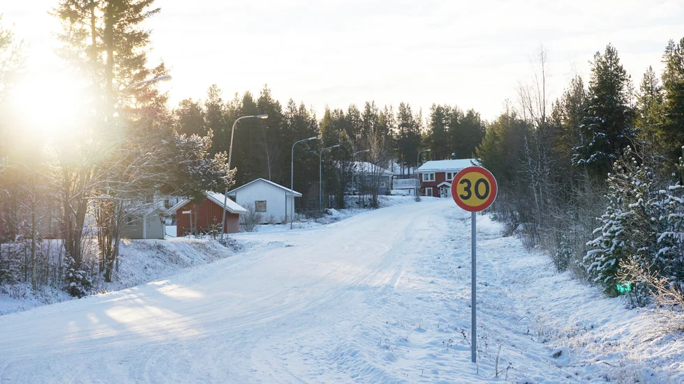 Ogiltig. Den nya hastigheten på Öberget sprang ifrån sig själv. Det finns inga politiska beslut bakom skyltningen, därmed gäller 50 kilometer i timmen som tidigare tills dess att politiken klubbat annat.   Foto: Foto: Sofie Abrahamsson.
