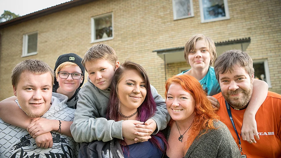Gänget. Oliver Karlsson, 18 år, Linnea Wising, 14 år, Jonathan Wising, 13 år, Natalie Ljungholm, 19 år, Camilla Wising, 43 år, Melker Kvist, 13 år, och Johan Kvist, 39 år. Foto: Lars Eriksson.