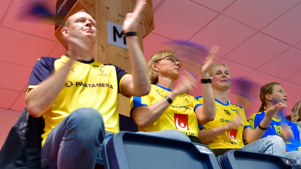 Klara Molins egna hejarklack på läktaren under Sveriges match mot Norge. Pappa Erik, mamma Tina, lillasyrran Lisa och så kusinen Ida Molin längst till höger. Någon nervositet behövde de inte känna den här kvällen.