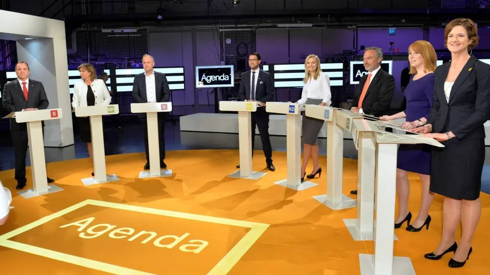 På var sin kant. Här står Sjöstedt och Äkesson ytterst på var sin kant och således närmast varandra. Var sin räkmacka har de också.