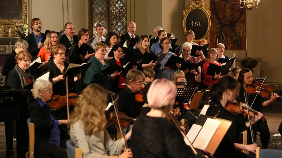 Finspångs Musiksällskap och Risinge kyrkokör vid ett tidigare framträdande i ”Musik vid helgsmål” i Risinge kyrka.