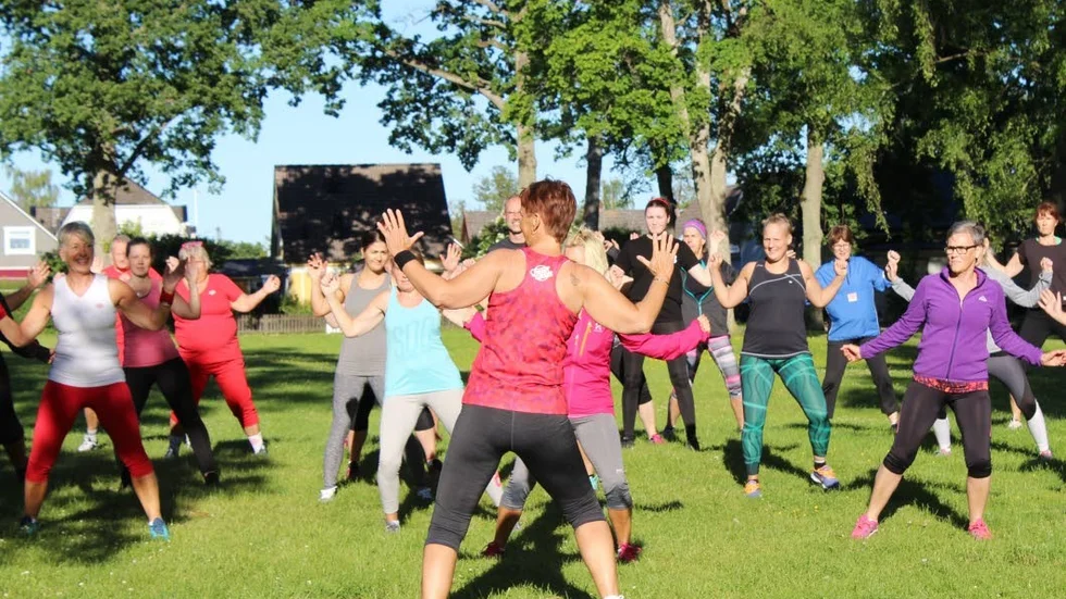 Utegympa. Gruppträning tillsammans med Friskis och Svettis i Brunnsparken varje onsdag under sommaren.