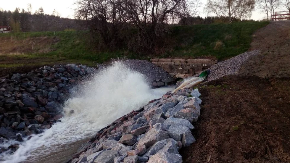 Vattnet  som svämmade över i Göta kanal berodde på att luckor inte stängts.