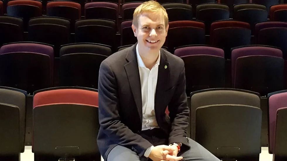 Gustav Fridolin. Myter och procenter rasar ut från Miljöpartiets garderober. Partiet lever farligt. Snart är det val. Centralgestalten Fridolin får försöka vända läget.