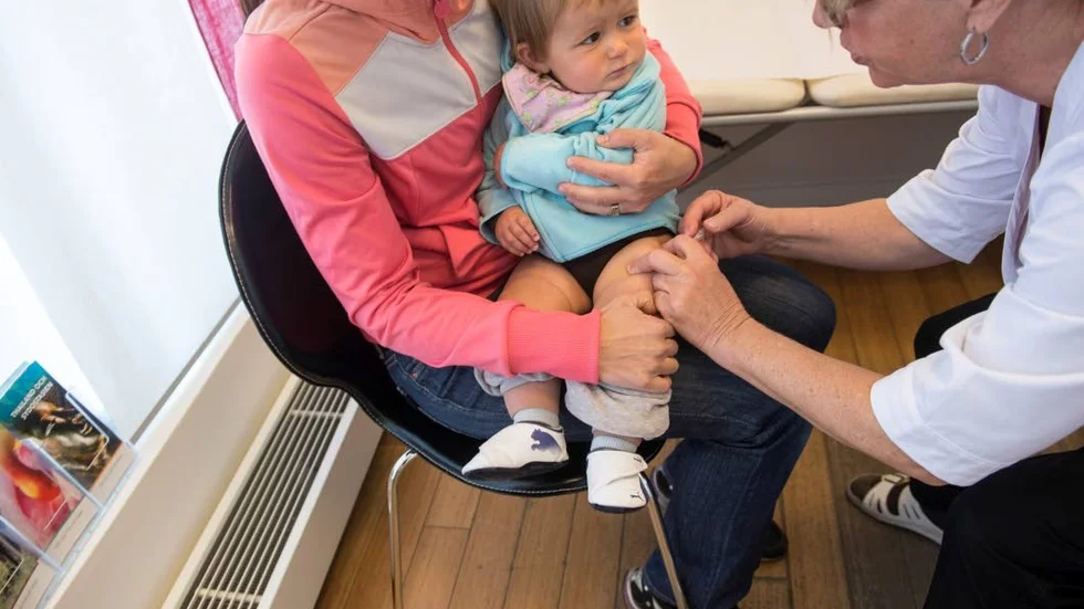 Vaccin. "Vi har nu fått tillbaka mässlingsepidemier i Sverige och övriga Europa. Läget är så allvarligt att man bland annat i Italien och Tyskland infört böter för de föräldrar som vägrar vaccinera sina barn mot mässling", skriver Stefan Krakowski i dagens krönika.