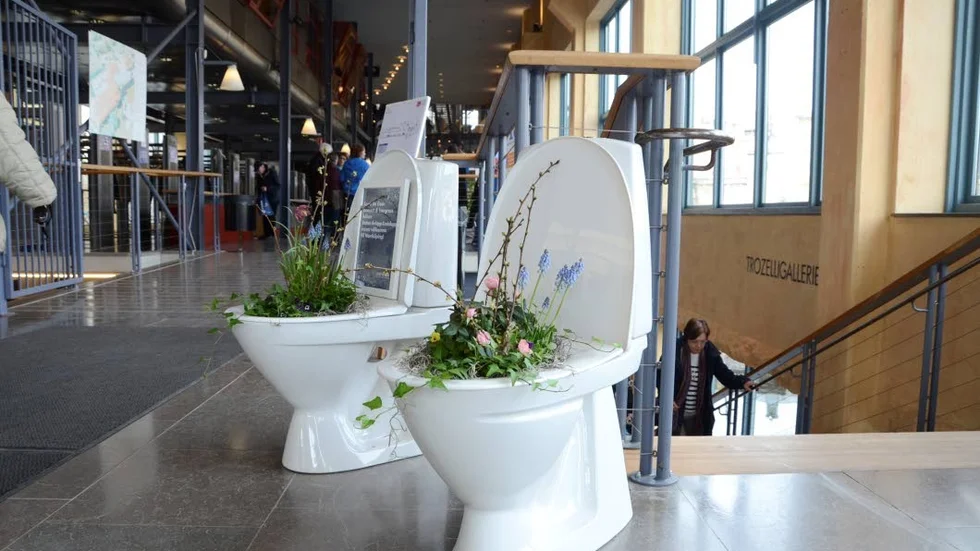 Avlopp. Debatten går vidare i Folkbladet. I vilken grad påverkar "olagliga" avlopp från småhus sådant som klimat, miljö och algblomning?