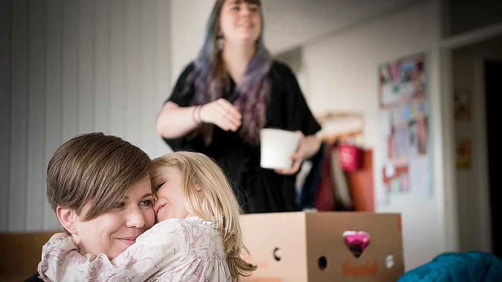 Blyg. Veronica Ståhl, 28 år, och dottern Penny Eklund, 3 år, har framför allt kommit till bytesdagen för att byta bort en massa växter. ”Jag tycker att det är svårt att slänga sådant som lever”, säger Veronica. Foto: Lars Eriksson.