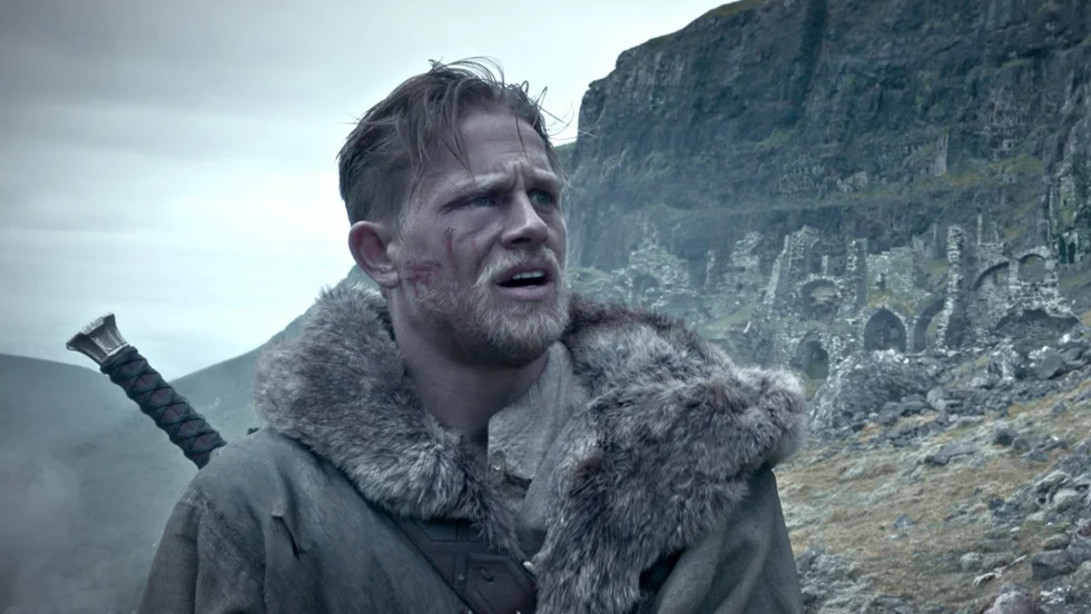 Mytomspunnen. Charlie Hunnam spelar kung Arthur.