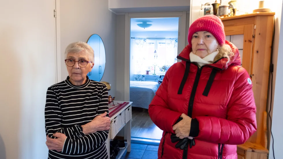 Yvonne Henriksson med grannen Lena. De påtalar kylan i lägenheterna på årgångsboendet.