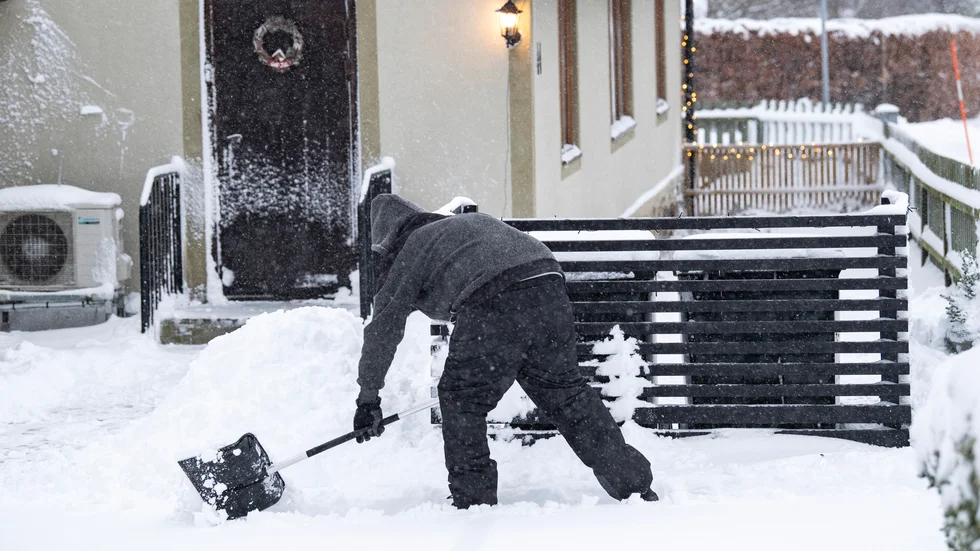 Onsdagens andra omgång snöskottning i Margretetorp vid Hallandsåsen. I södra Götaland väntas 20-25 centimeter snö falla under dygnet.