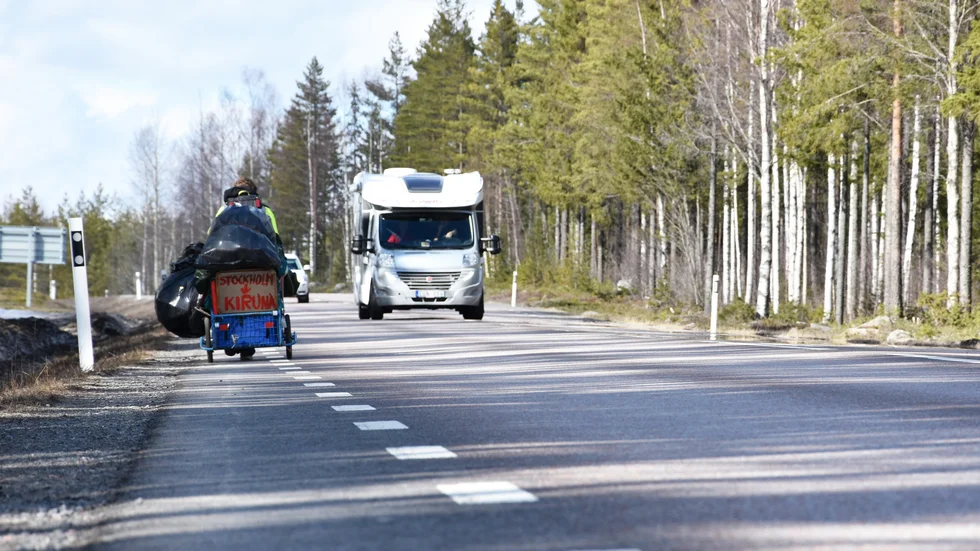 Robert Rozmyslowicz på väg 364, just utanför Skellefteå. Han kommer bara att stanna tillfälligt i staden på sin väg mot Kiruna. Foto: Jonas Nilsson