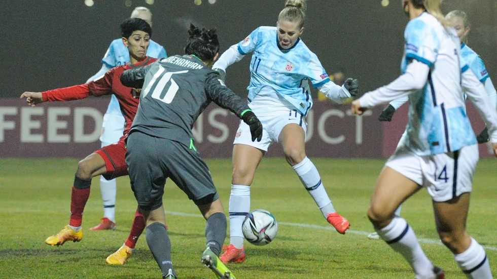 Lisa-Marie Utland, mitten, hann med att bli tvåmålsskytt för Norge innan matchen mot Armenien avbröts.
