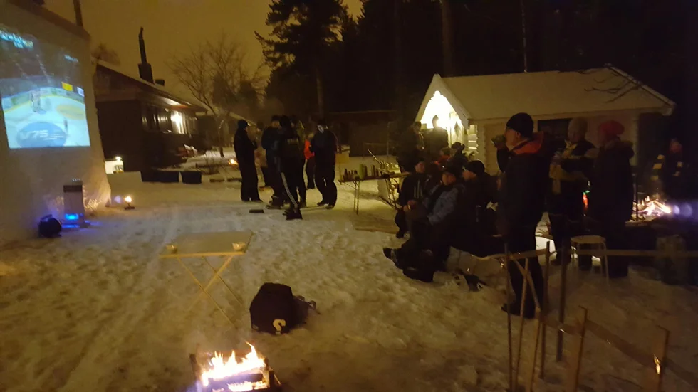 Drygt 40 personer var på plats framför presenningen för att se Skellefteå ta hem segern. Foto: Läsarbild/Karina Hedberg