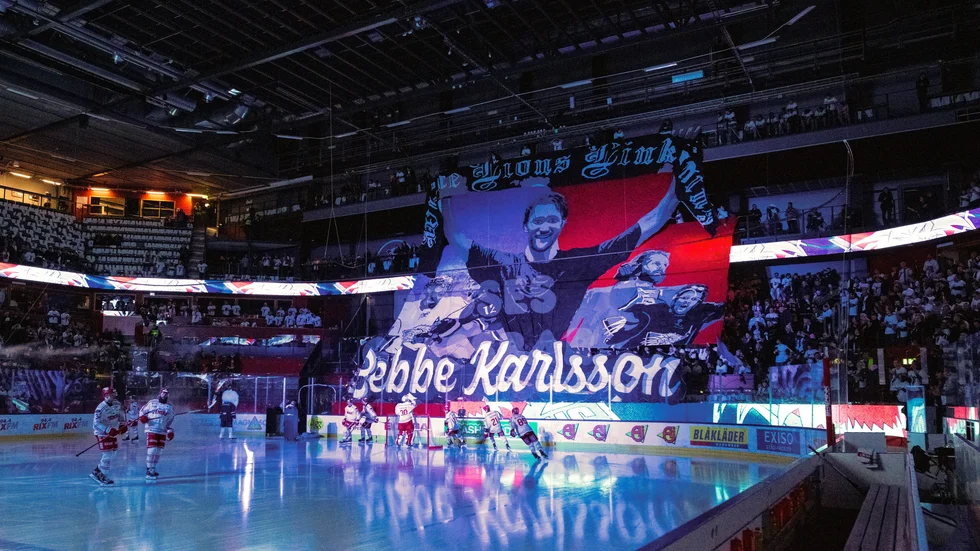 LHC har haft en klart godkänd publiktillströmning under hösten och så här såg det ut i lördags när Sebastian Karlsson hyllades inför matchen mot Timrå.
