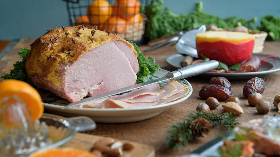 Varför har alla restauranger så tråkiga julskinkor? Skriver insändarskribenten. Bilden på julskinkan har tagits vid annat tillfälle.