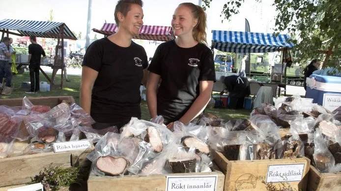 Anja och Camilla Jonsson från Järvtjärns utegrisar