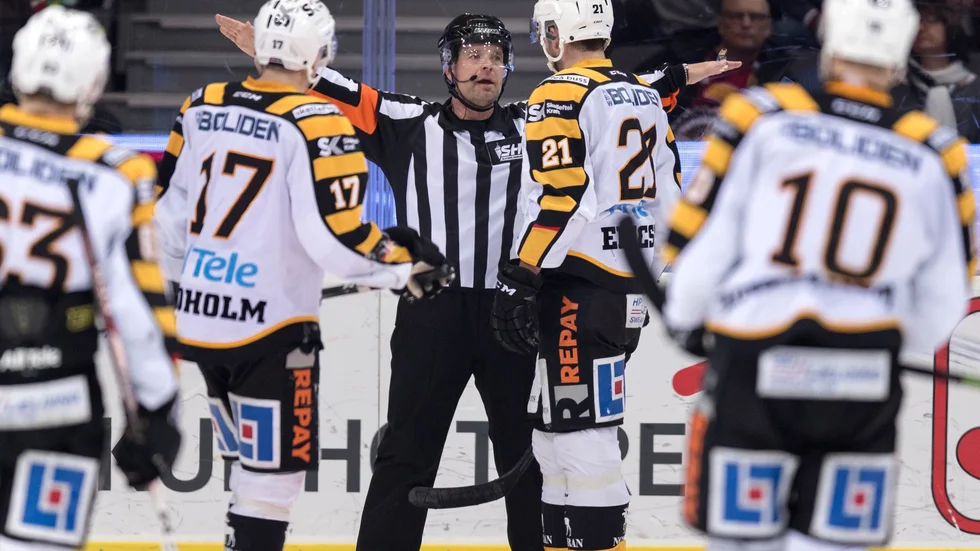 Jimmie Ericsson, som ofta hade sitt "kontor" framför mål, pratade med domare Patrik Sjöberg efter Skellefteå AIK:s andra bortdömda mål under en av kvartsfinalerna mellan Frölunda HC och Skellefteå AIK. Foto: Thomas Johansson/TT
