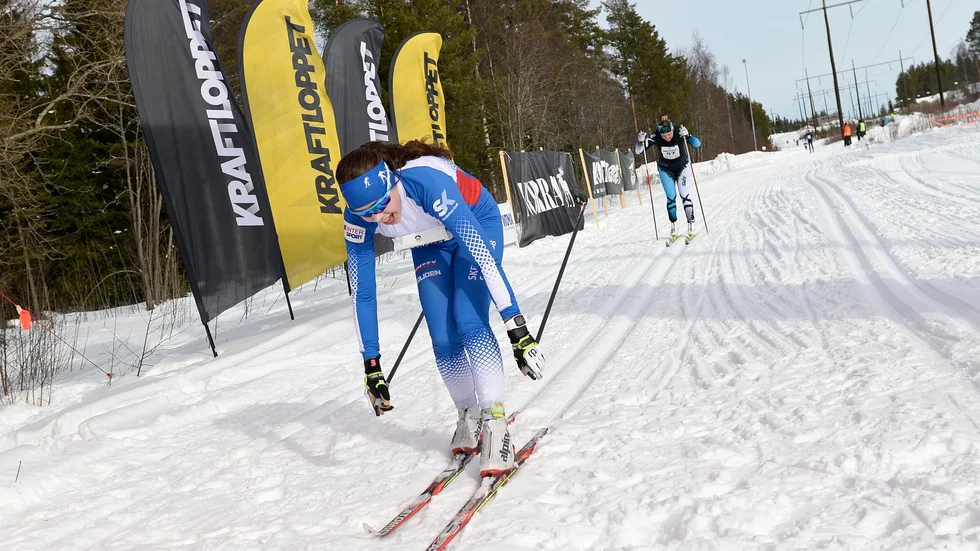 Starkt lopp. Saga Nilsson gjorde ett taktiskt Northug-lopp och väntade med att gå om rutinerade Susanne Pettersson sista kilometern. Foto: Carina Kvist.
