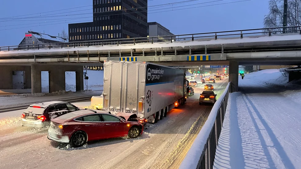 En bil har kört in i en lastbil på E 4 i centrala Skellefteå.