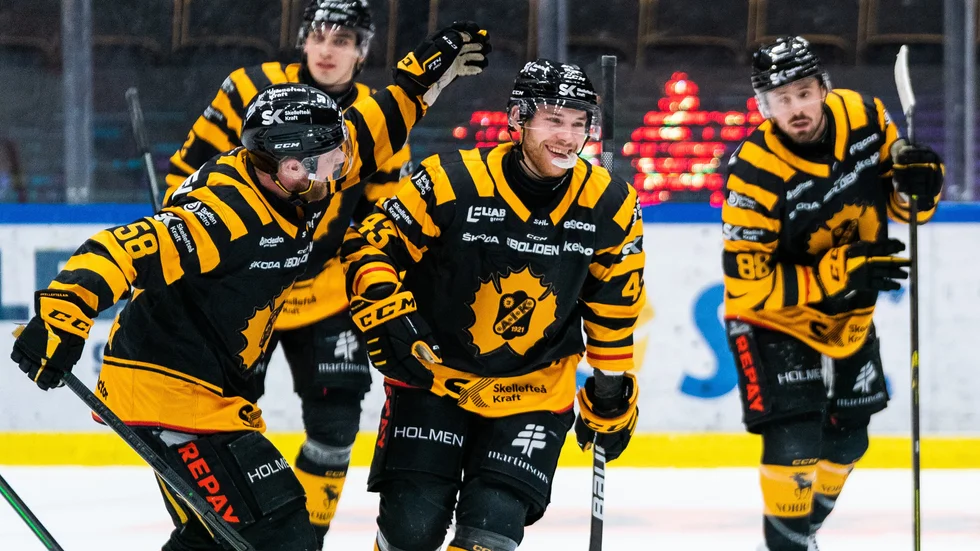 Filip Sandberg hittade in till 3–0 – och gjorde därmed sitt första mål i Skellefteå AIK-tröjan mot Färjestad.