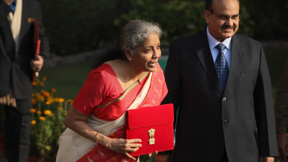 Nirmala Sitharaman, här fotograferad i samband med förra årets budgetpresentation i New Delhi.