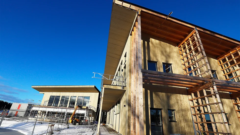 Eskilstuna GK:s nya klubbhusområde blir klart mycket dyrare än planerat. Klubben saknar 12,5 miljoner kronor som man vill säkra upp med hjälp av ett utökat banklån.