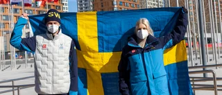 De bär den svenska OS-fanan i Peking