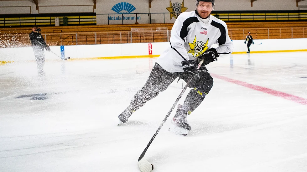 På måndag fyller Pontus Ronell 30 år och några dagar senare gör han sin 300:e A-lagsmatch i Motala AIF hockey. 
